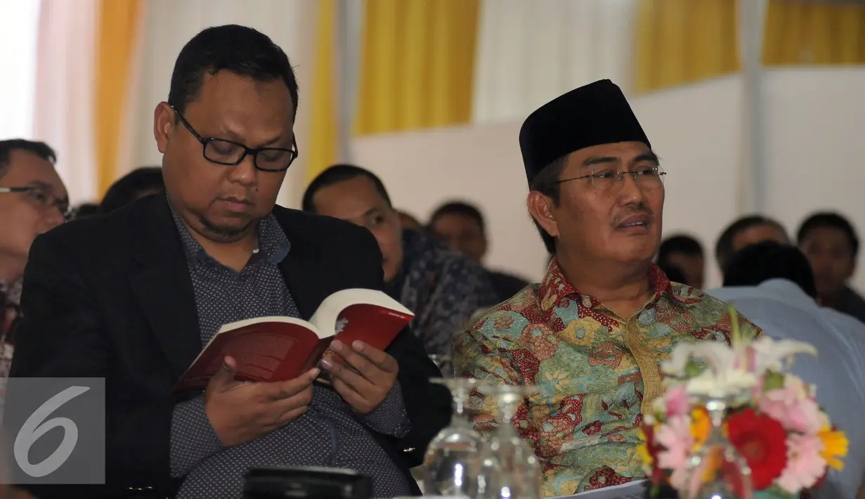 Wakil Ketua Komisi II DPR RI, Lukman Edy (kiri) melihat buku yang akan diluncurkan pada perayaan empat tahun DKPP di Jakarta, Senin (13/6/2016). DKPP meluncurkan buku yang merekam jejak Pemilukada Serentak pada 2015 lalu. (Liputan6.com/Helmi Fithriansyah)
