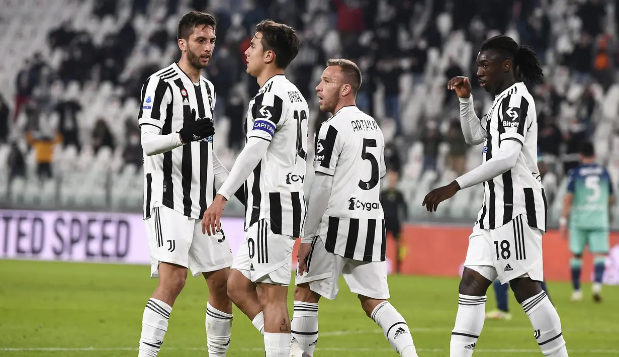 Ada pemandangan tak biasa yang dilakukan oleh Paulo Dybala usai mencetak gol ke gawang Udinese. Pemain asal Argentina itu tak berselebrasi. Dia justru melotot ke arah tribun, dimana ada Pavel Nedved, salah satu petinggi Bianconeri. (AFP/ Isabella Bonotto)