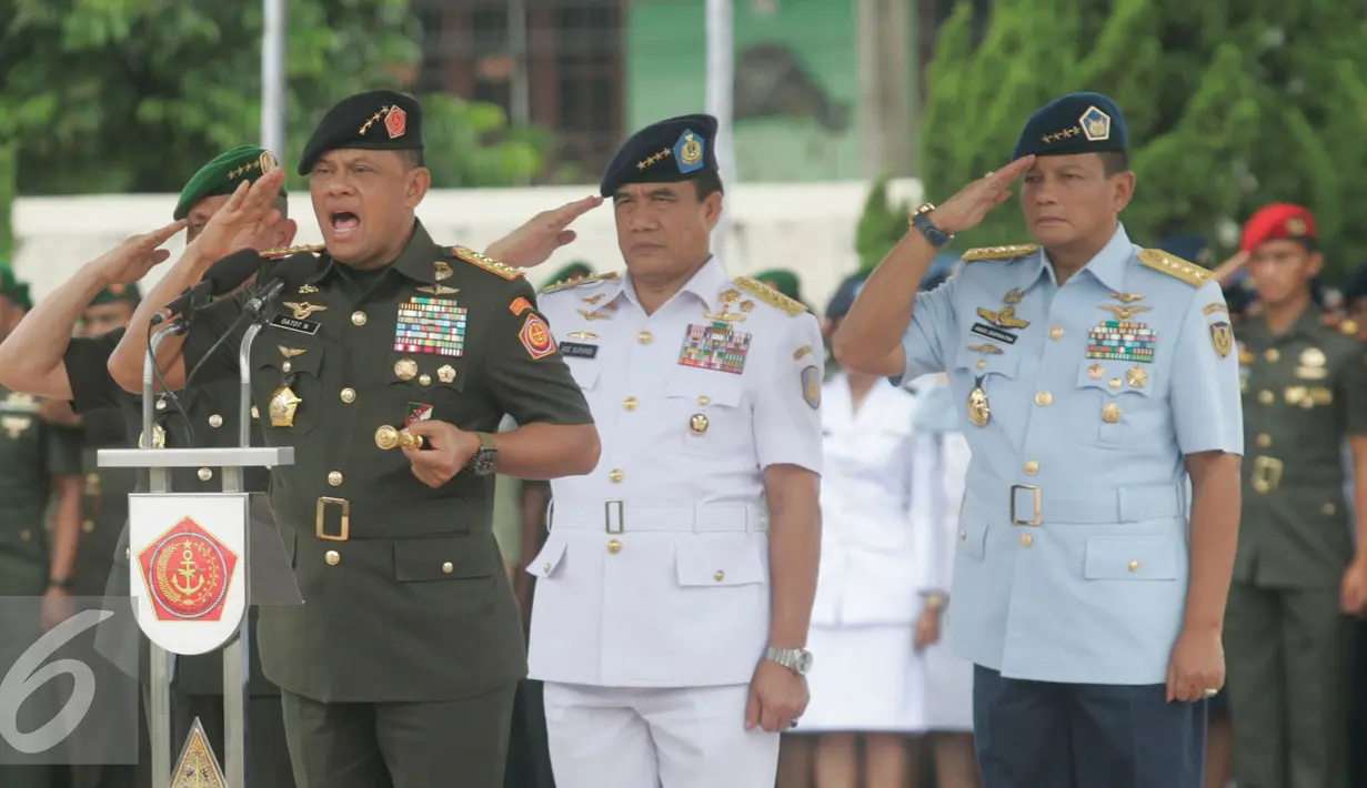 Panglima TNI, Jenderal Gatot Nurmantyo (kedua kiri) didampingi KASAU, KASAL dan KASAD memberikan penghormatan saat upacara ziarah tabur bunga di Taman Makam Pahlawan Kusumanegara,Yogyakarta, Rabu (28/9). (Liputan6.com/ Boy Harjanto)