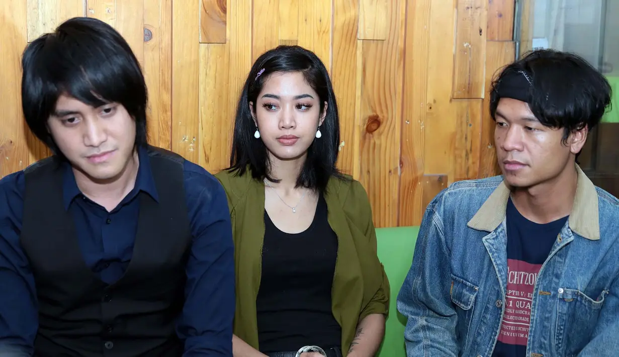 Akibat perbuatan dari manajernya tersebut, Kevin sebagai pentolan grup harus membayar gaji dua personel lain, Widy dan Raka dengan tabungan pribadinya. Kevin sendiri mengaku rela tidak gajian. (Deki Prayoga/Bintang.com)