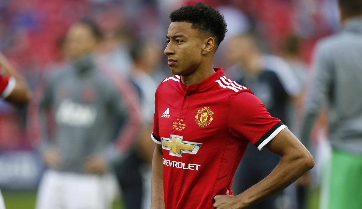Gelandang Manchester United, Jesse Lingard, tampak kecewa usai dikalahkan Chelsea pada laga final Piala FA 2017-2018 di Stadion Wembley, Sabtu (19/5/2018). Chelsea menang 1-0 atas Manchester United. (AFP/Ian Kington)