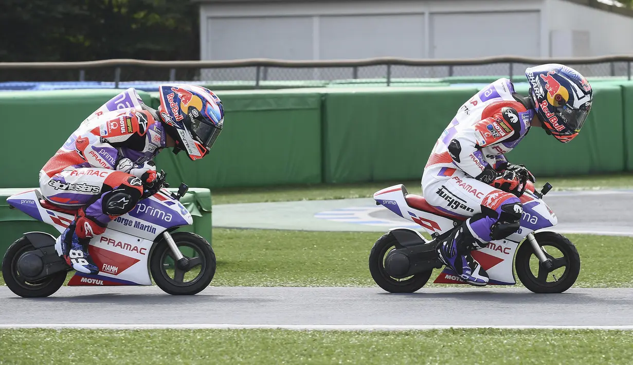 Pembalap Pembalap Prima Pramac Racing MotoGP, Jorge Martin (kiri) berusaha mengejar Johann Zarco saat lomba balap motor mini pada rangkaian acara menjelang MotoGP Jepang 2023 di Mobility Resort Motegi, Motegi, Perfektur Tochigi, Jepang, 28 September 2023 waktu setempat. (AFP/Toshifumi Kitamura)