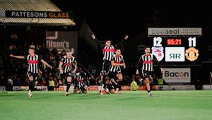 Para pemain Grimsby Town berlari merayakan kemenangan atas Manchester United pada putaran 2 Carabao Cup 2025/2026. (Dok. Grimsby Town Ofisial)