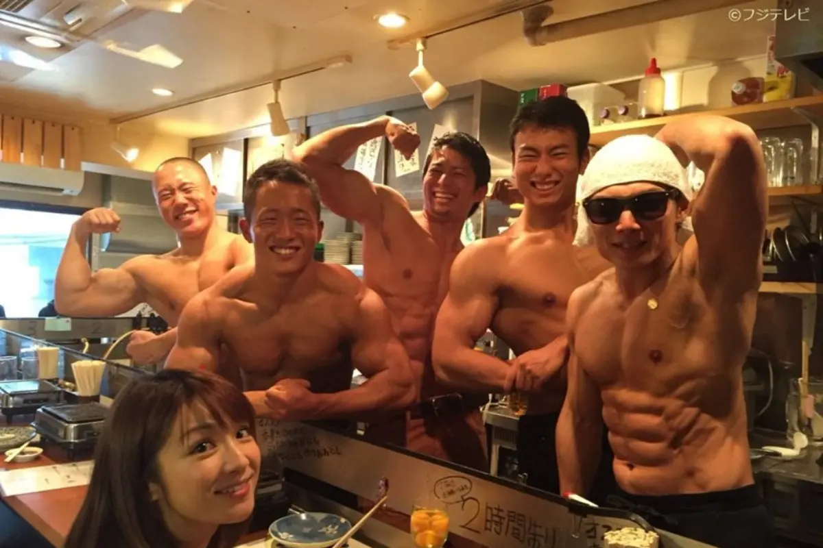 Jadi Pelayan Restoran Jepang, Pria Ganteng Ini Hebohkan Netizen  