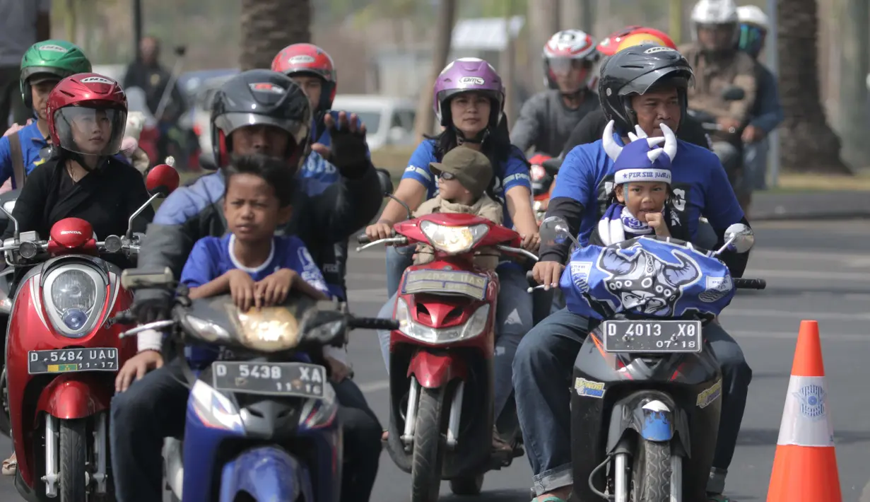 Anak-anak ditemani orang tua hadir dalam acara parade Persib Bandung Juara Piala Presiden 2015 di Kota Baru, Bandung, Minggu (25/10/2015). (Bola.com / Nicklas Hanoatubun)