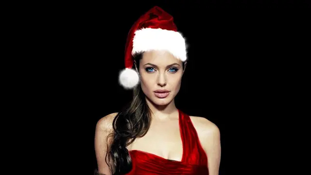 Angelina Jolie Keranjingan Membungkus Kado Natal