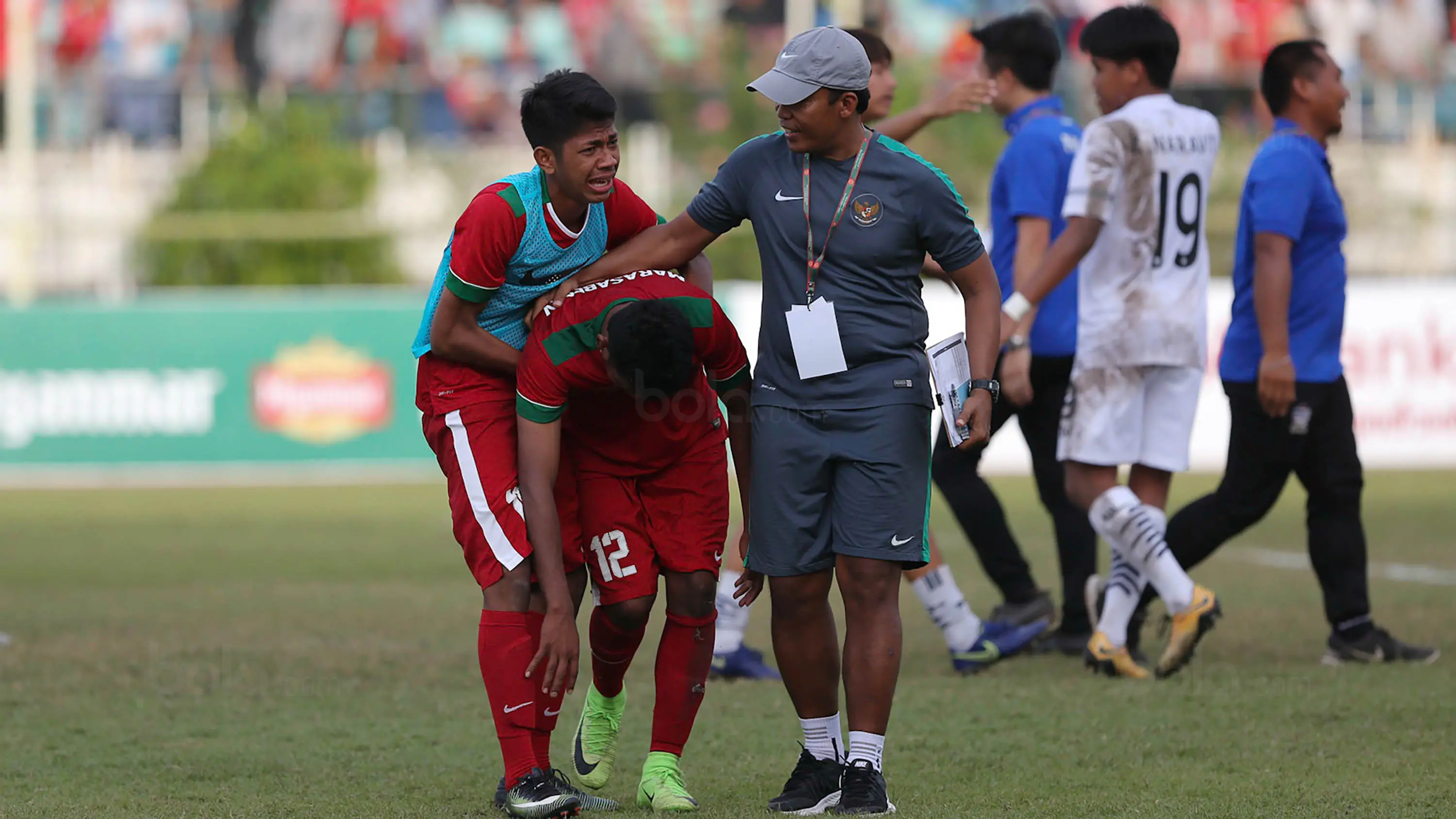 Bek Timnas Indonesia U-19, Rifad Marasabessy, menangis usai dikalahkan Thailand U-19 pada laga Piala AFF U-18 di Stadion Thuwunna, Yangon, Jumat (15/9/2017). Indonesia kalah adu penalti dari Thailand. (Bola.com/Yoppy Renato)