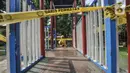 Petugas PPSU mendisinfeksi fasilitas bermain anak saat pemberlakuan karantina wilayah skala kecil atau mini lockdown di RT 011 RW 009, Kelurahan Kayu Putih, Pulogadung, Jakarta Timur, Minggu (6/6/2021). Lockdown dilakukan setelah 22 warga terkonfirmasi positif COVID-19. (merdeka.com/Iqbal S Nugroho)