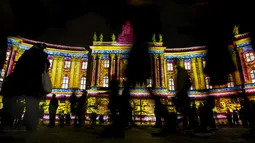 Wisatawan mengamati Old Royal Library yang dihiasi cahaya saat pembukaan Festival cahaya, Jerman, Sabtu (10/10/2015). Festival ini merupakan event tahunan yang diadakan setiap bulan Oktober selama dua belas hari.(REUTERS/Hannibal Hanschke)