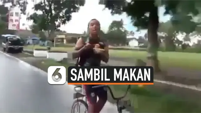 VIDEO: Viral, Pria Naik Sepeda Sambil Makan Mi Ayam