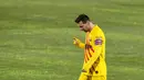 Striker Barcelona, Lionel Messi, saat melawan Huesca pada laga Liga Spanyol di Stadion El Alcoraz, Minggu (3/1/2021). Barcelona menang tipis dengan skor 1-0. (AP/Alvaro Barrientos)