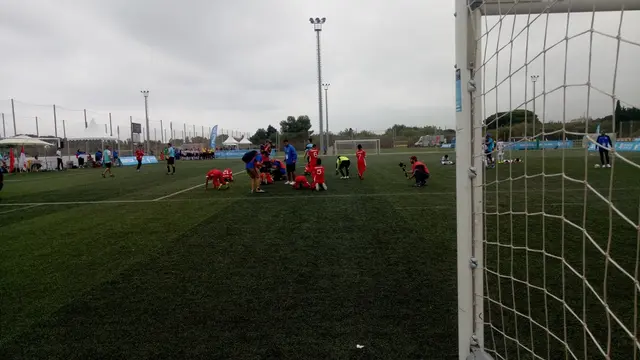 Wakil Indonesia, FOSSBI Rajawali Muda (merah) memastikan diri lolos  ke babak semifinal dunia Danone Nations Cup (Liputan6.com / Jonathan Pandapotan)