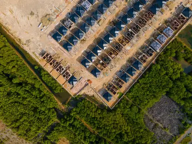 Foto udara menunjukkan pembangunan rumah-rumah yang baru merambah kawasan hutan bakau pada peringatan Hari Mangrove Sedunia di Banda Aceh pada 26 Juli 2025. (CHAIDEER MAHYUDDIN/AFP)