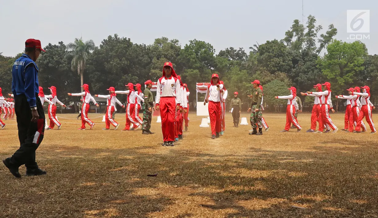 Sejumlah calon anggota Pasukan Pengibar Bendera (Paskibra) Nasional 2019 mengikuti latihan baris berbaris di Lapangan PPPON Cibubur, Jakarta, Selasa (30/7/2019). Hari ke-3 diklat, calon Paskibraka berlatihan formasi baris-berbaris, pengibaran dan penurunan bendera. (Liputan6.com/Herman Zakharia)