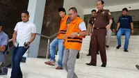 Jaksa di Kejati Riau menahan tersangka korupsi beberapa waktu lalu. (Liputan6.com/M Syukur)