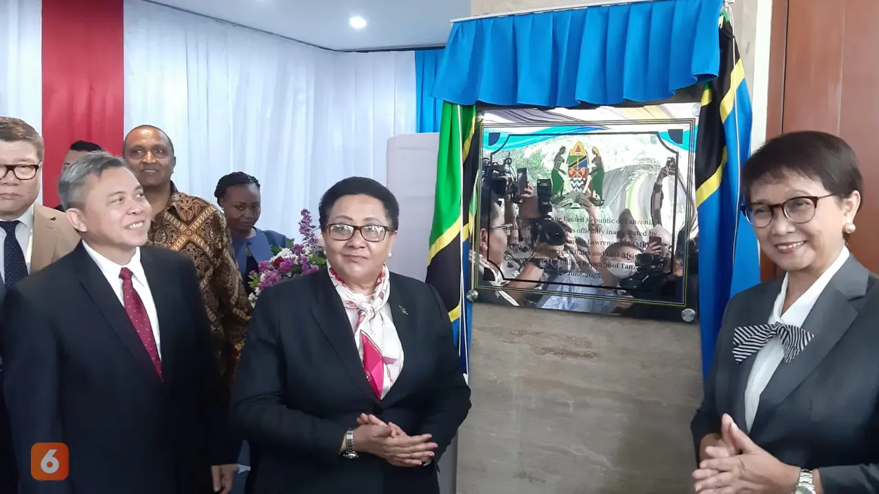 Menteri Luar Negeri Tanzania Stergomena Tax dan Menteri Luar Negeri Republik Indonesia Retno Marsudi meresmikan Kedutaan Besar Tanzania di Jakarta Selatan, Kamis (22/6/2023).
