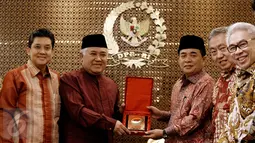 Ketua PIM, Din Syamsudin (kedua kiri) memberikan Cindera Mata kepada Ketua DPR Ade Komaruddin di Jakarta, (20/5). Maksud kunjungan memperkenalkan dan mengundang pimpinan ormas baru bernama Pergerakan Indonesia Maju (PIM). (Liputan6.com/JohanTallo)