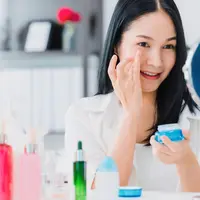 Ilustrasi perempuan sedang melakukan skincare/copyright shutterstock