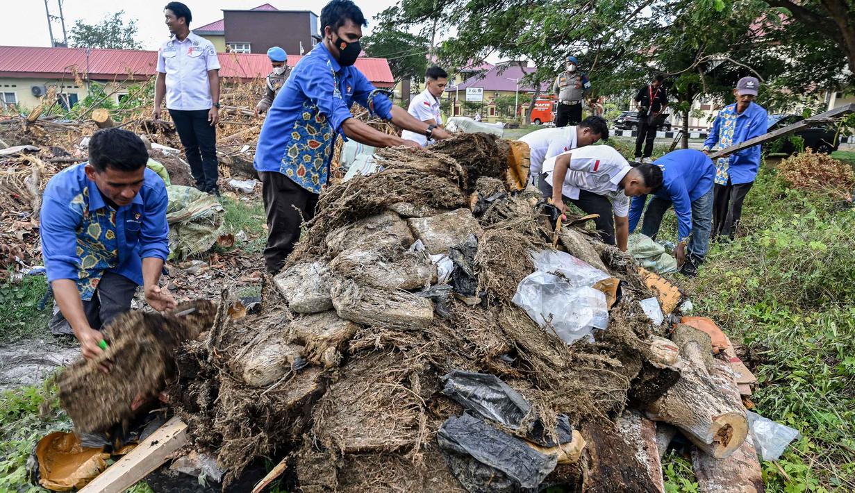 Kepolisian Daerah (Polda) Aceh memusnahkan barang bukti narkotika hasil pengungkapan selama tiga bulan terakhir. (Chaideer MAHYUDDIN/AFP)