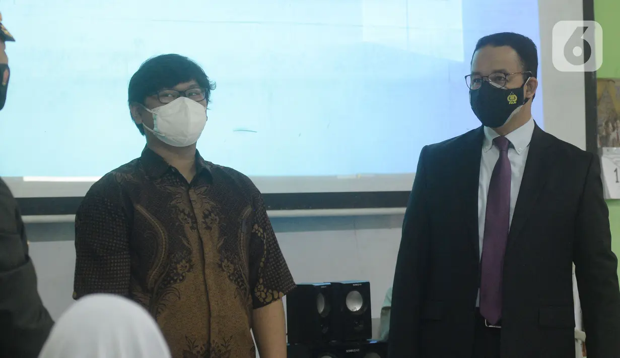 Gubernur Jakarta Anies Baswedan saat meninjau vaksinasi perdana bagi anak usia 12-17 tahun di SMAN 20, Jakarta, Kamis (1/7/2021). Target 1,3 juta anak di Jakarta disuntik vaksin Corona. (merdeka.com/Imam Buhori)