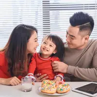 Dampaknya terhadap anak bila kedua orangtua bekerja./Copyright shutterstock.com/g/Makistock