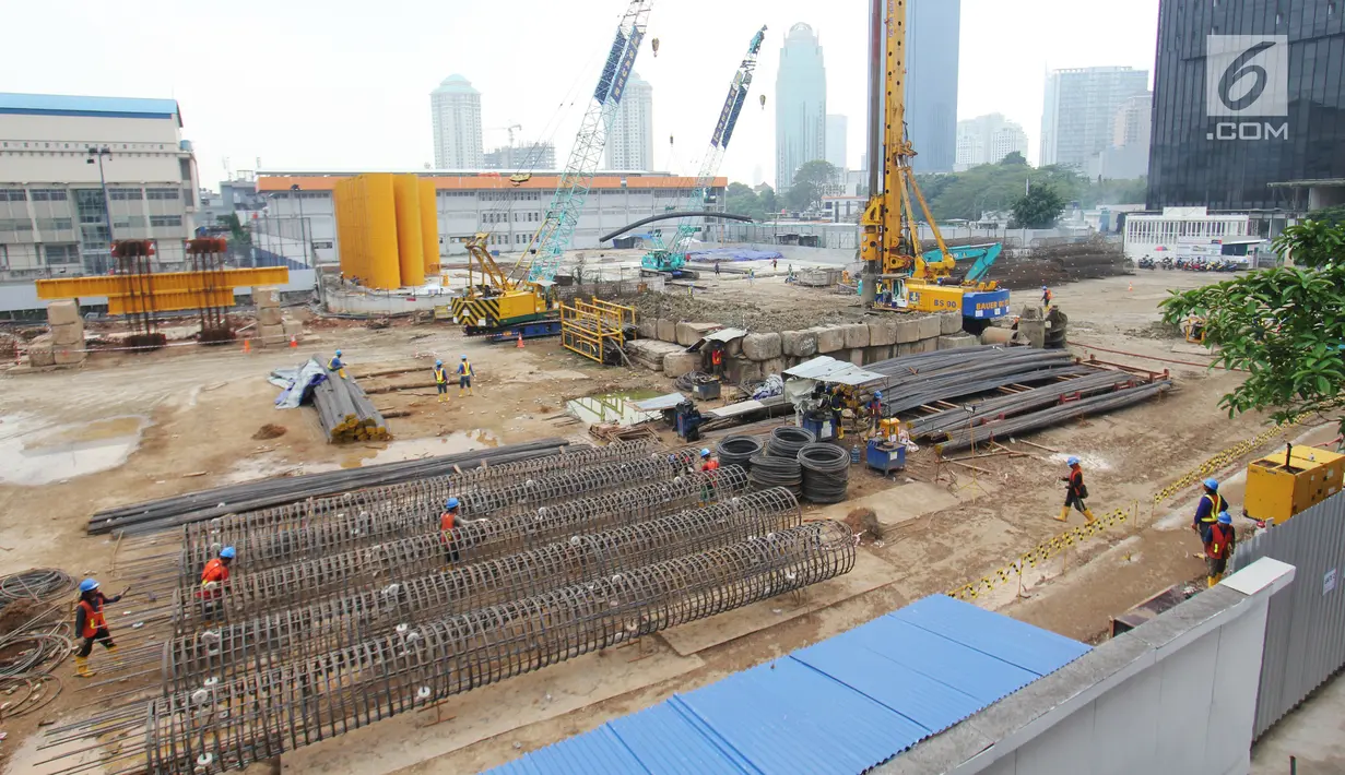 Pekerja merangkai besi untuk pembangunan proyek pasar modern di Bendungan Hilir, Jakarta, Selasa (8/8). Pasar bisnis ini nantinya akan terintegrasi dengan transportasi massal MRT. (Liputan6.com/Angga Yuniar)