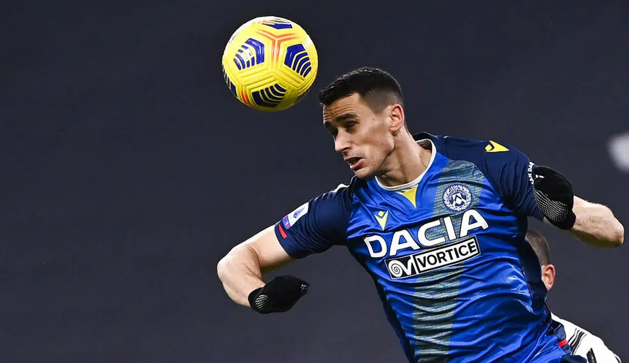 Pemain Udinese, Kevin Lasagna, menyundul bola saat melawan Juventus pada laga Liga Italia di Stadion Allianz, Turin, Minggu (3/1/2021). Juventus menang dengan skor 4-1. (Marco Alpozzi/LaPresse via AP)
