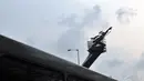 Saat ini, patung setinggi 11 meter itu masih tengah dibersihkan dengan bahan kimia, Jakarta, Jumat (28/8/14). (Liputan6.com/Miftahul Hayat)
