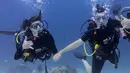 Walaupun sedang menikmati pemandangan bawah laut Gili Trawangan, akan tetapi Rifky dan Biby tetap tampil mesra. (Foto: instagram.com/rifkybalweel)
