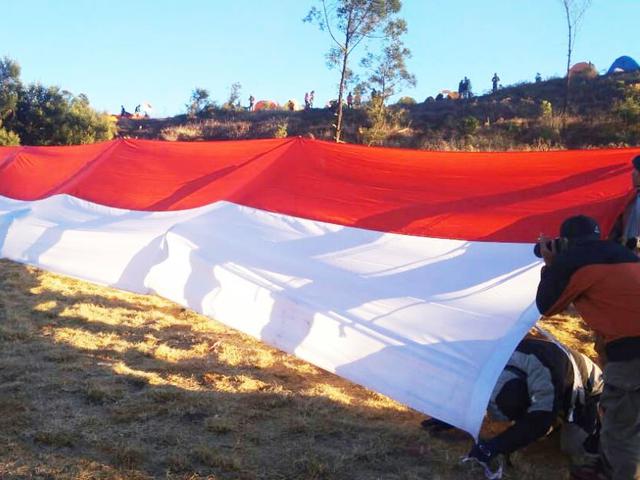 Potret Keberagaman Dari Merah Putih Yang Berkibar Di Gunung Slamet Dan Prau Regional Liputan6 Com