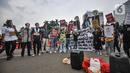 <p>Mahasiswa mengenakan topeng Presiden Joko Widodo, Menko Luhut, Menteri Lutfi, dan Megawati saat aksi teatrikal terkait kasus mafia minyak goreng di Kawasan Patung Kuda, Jalan Merdeka Barat, Jakarta Pusat, Kamis (21/4/2022). (merdeka.com/Iqbal S. Nugroho)</p>