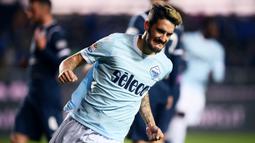 Selebrasi striker Lazio, Luis Alberto setelah mencetak gol ke gawang Atalanta pada laga Liga Italia 2017/2018 di Atleti Azzurri d'Italia' Stadium, Bergamo (17/12/2017). Luis Alberto hingga kini masih berseragam Lazio sejak didatangkan pada awal musim 2016/2017. Jumlah gol terbanyak dicetaknya pada musim 2017/2018 dengan 11 gol, kalah jauh dengan rekannya, Cristiano Ronaldo yang menjadi top skor dengan 29 gol. (AFP/Marco Bertorello)