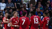 Sejumlah pemain MU merayakan gol yang dicetak Harry Maguire ke gawang Chelsea, namun sayang VAR menganulir gol tersebut. Bertanding di Stamford Bridge, Sabtu (17/5/2025), Setan Merah kalah 0-1. (HENRY NICHOLLS / AFP)