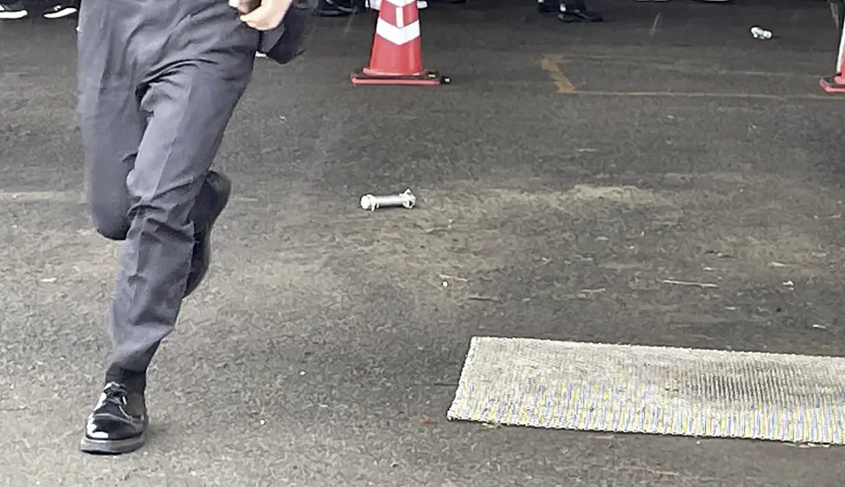 Tidak ada korban luka yang dilaporkan dalam insiden tersebut dan Kishida dibawa ke markas besar kepolisian prefektur Wakayama, tambahnya. (Photo by JIJI Press / AFP)
