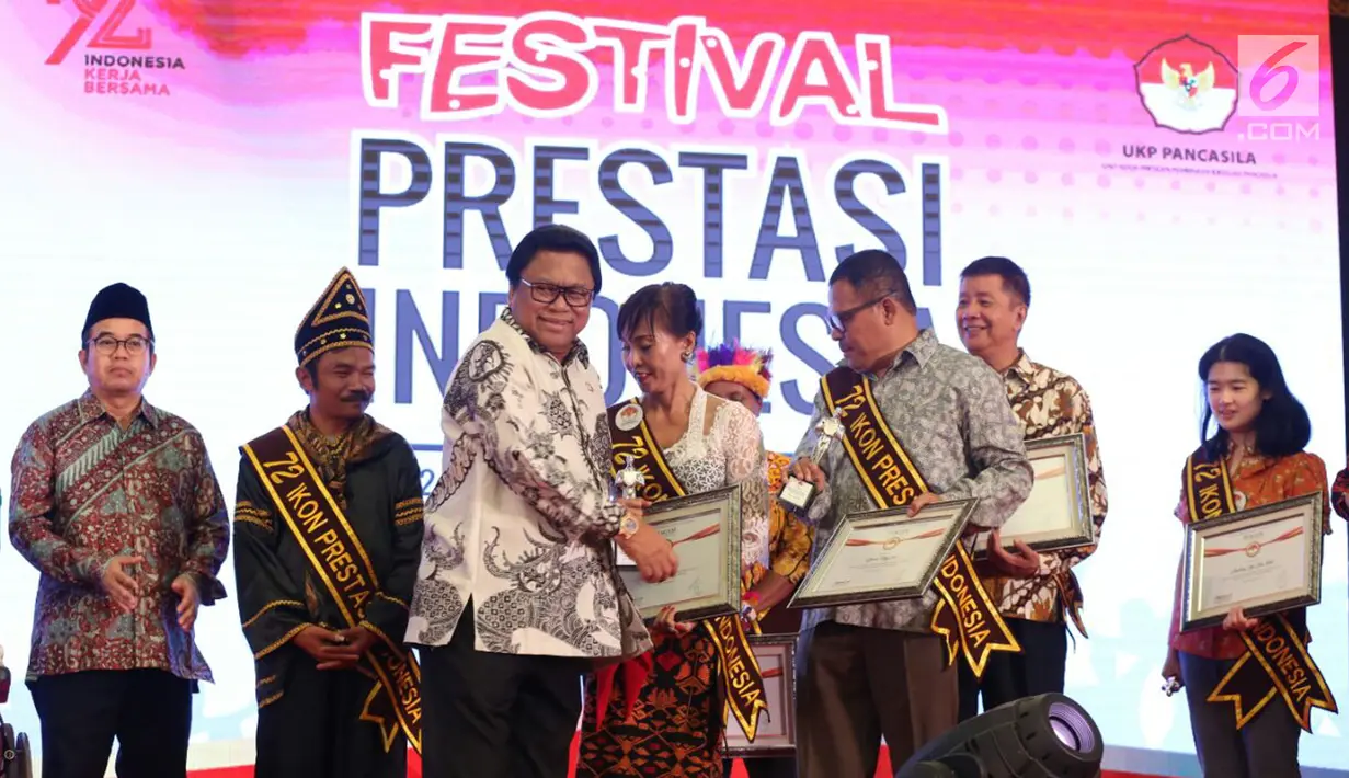 Ketua DPD RI Oesman Sapta Odang memberikan penghargaan kepada salah satu ikon prestasi Indonesia dalam Festival Prestasi Indonesia yang diselenggarakan oleh UKP-Pancasila di Jakarta Convention Center, Senin (21/8). (Liputan6.com/Johan Tallo)