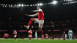 Pemain Arsenal, Mikel Merino merayakan golnya ke gawang Brentford, Caoimhin Kelleher dalam laga lanjutan Liga Inggris 2025/2026 di Emirates Stadium, London, Inggris, Rabu (03/12/2025) waktu setempat. (AFP/Adrian Dennis)