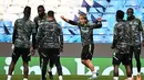 Para pemain Real Madrid mengambil bagian dalam sesi latihan tim di Stadion Etihad di Manchester, barat laut Inggris pada 16 Mei 2023. (AFP/Oli Scarff)