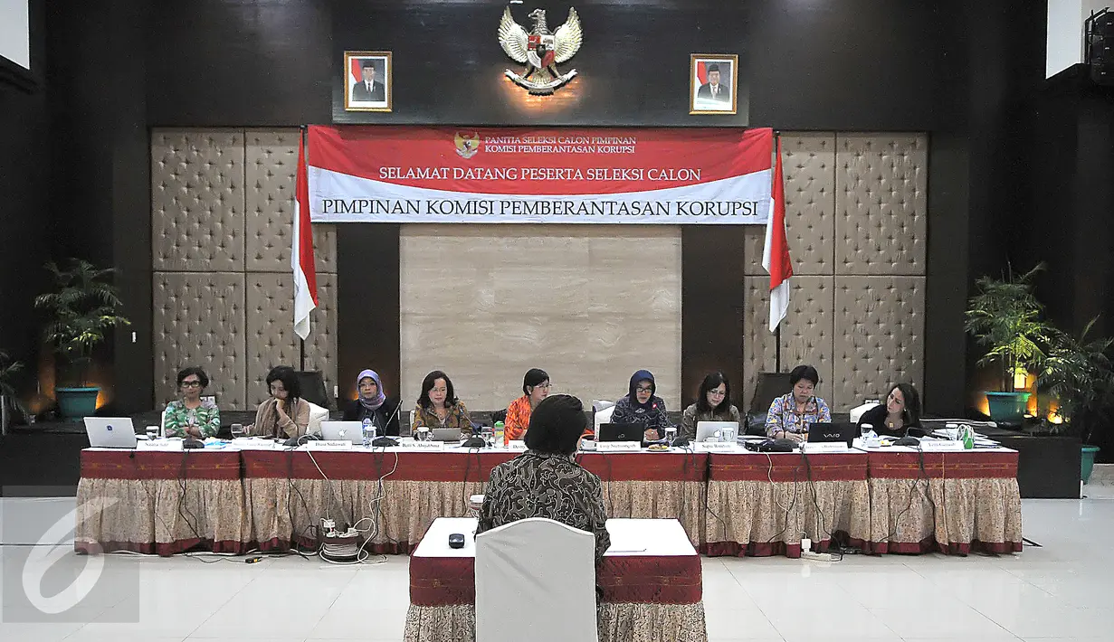 Sembilan orang anggota Pansel KPK mewawancarai calon pimpinan KPK di Gedung Sekneg, Jakarta, Senin (24/8/2015). Panitia seleksi melakukan uji wawancara kepada 19 calon pimpinan KPK yang berlangsung hingga Rabu (26/8). (Liputan6.com/Herman Zakharia)