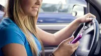 Penggunaan teknologi dan sosial media saat berkendara dianggap lebih berbahaya dibanding mabuk. Hal ini terungkap dalam survei IAM. 