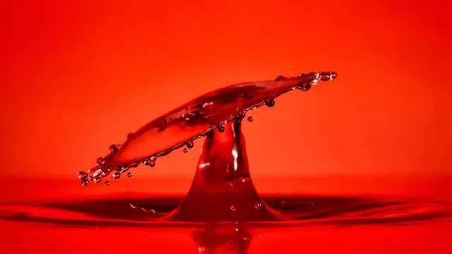 Ilustrasi Air Berwarna Merah (sumber: unsplash)