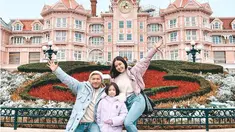 Tengah liburan di Eropa, Gading Marten dan Gisella Anastasia tak ketinggalan ajang Gempi ke Disneyland Paris. Bahkan dalam momen tersebut, pasangan yang telah bercerai pada tahun 2019 lalu ini remake foto 7 tahun lalu saat usia Gempi masih beberapa bulan. Lewat Instagramnya, pasangan yang tetap rukun meski sudah berpisah ini bagikan sederet momen nikmati main wahana di Disneyland Paris bareng Gempi. (Liputan6.com/IG/@gadiiing)