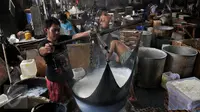 Perajin mengolah kedelai untuk dijadikan tahu di industri rumahan di Jakarta, Selasa (10/11). Menurunnya daya beli masyarakat menyebabkan sejumlah rumah produksi tahu menurunkan produksinya dari 100 kg/hari menjadi 70 kg/hari. (Liputan6.com/Johan Tallo)