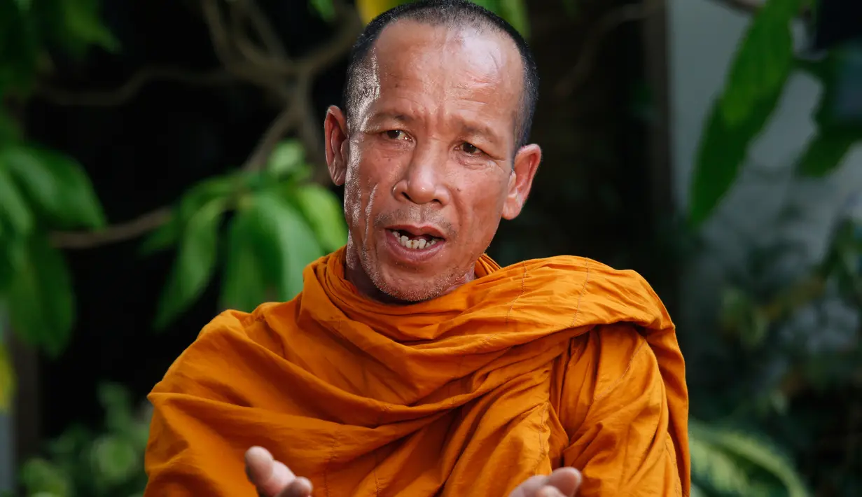 Mantan korban perbudakan Prasert Jakkawaro memberi keterangan saat diwawancara oleh The Associated Press di Samut Sakhon, Thailand, (28/3). Sekerang Prasert Jakkawaro menjadi biksu Buddha. (AP Photo / Sakchai Lalit)