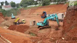 Alat berat mengeksekusi lahan yang terkena proyek Jalan Tol Cijago di Baktijaya, Sukmajaya, Depok, Jawa Barat, Selasa (11/12). Sebanyak 10 rumah yang dieksekusi terdapat di Kelurahan Bakti Jaya dan 20 rumah di Kukusan. (Liputan6.com/Immanuel Antonius)