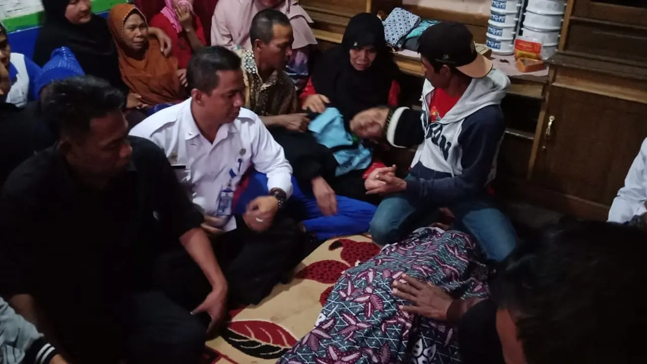 Sambaran petir saat hujan deras yang disertai angin kencang mampu menewaskan seorang tukang kusir delman saat mencari rumput