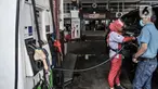Petugas mengisi bahan bakar jenis Biosolar pada kendaraan di SPBU Pertamina di Jakarta, Rabu (17/2/2021). Pemerintah terus berupaya menekan impor bahan bakar minyak, di antaranya melalui program mandatori biodiesel yang ditingkatkan menjadi B30 sejak awal tahun lalu. (merdeka.com/Iqbal S. Nugroho)