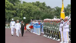 Panglima Angkatan Bersenjata (Pangab) Korea Admiral Choi Yoon-Hee didampingi beberapa staf melakukan kunjungan kehormatan kepada Panglima TNI Jenderal TNI Dr. Moeldoko di Mabes TNI Cilangkap, Jakarta Timur, Selasa (20/01/2015). (Puspen TNI)