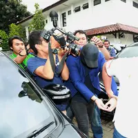 Setelah resmi dinyatakan tersangka, anak raja dangdut Rhoma Irama, Ridho Rhoma menjalani pemeriksaan di laburatorium BNN. Tangan diborgol, siang Ridho di bawa dari Polres Jakarta Barat. (Nurwahyunan/Bintang.com)