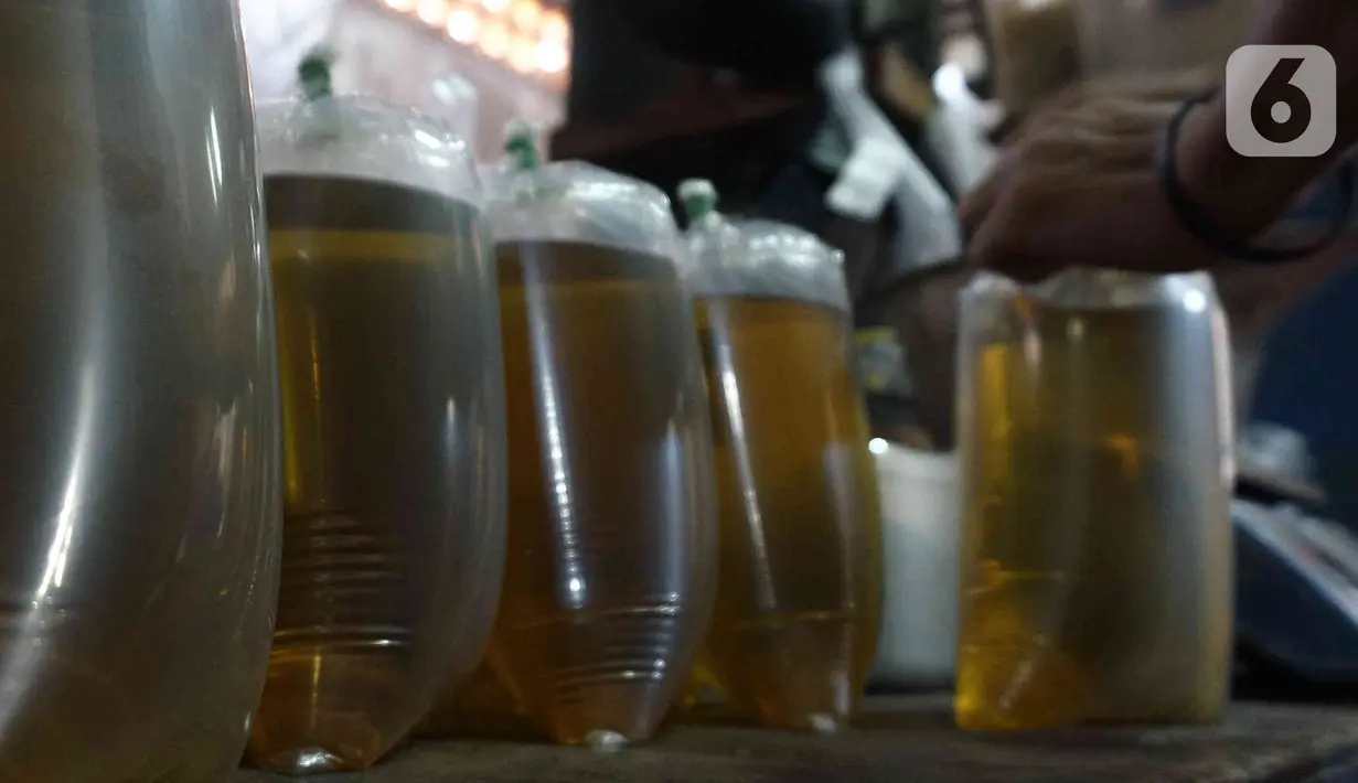 Pedagang mengemas minyak goreng curah di Pasar Senen, Jakarta, Selasa (31/5/2022). Pencabutan menyusul dikeluarkannya Permendag Nomor 30 Tahun 2022 yang mengatur ketentuan ekspor CPO dan turunan lainnya dan Permendag Nomor 33 Tahun 2022 tentang Tata Kelola Minyak Goreng Curah Sistem DMO-DPO. (Liputan6.com/Herman Zakharia)