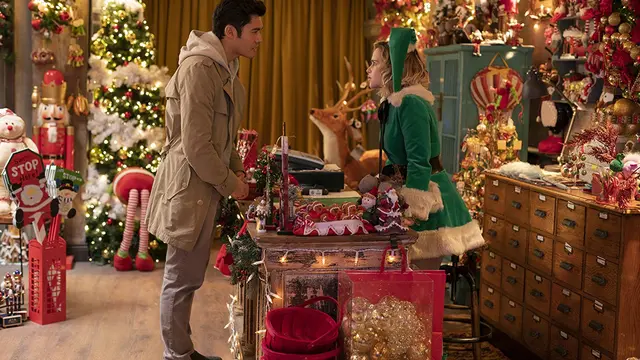 Henry Golding dan Emilia Clarke di toko milik Santa.